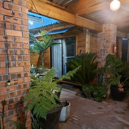 Villa Mariss Guesthouse Kraaifontein ภายนอก รูปภาพ