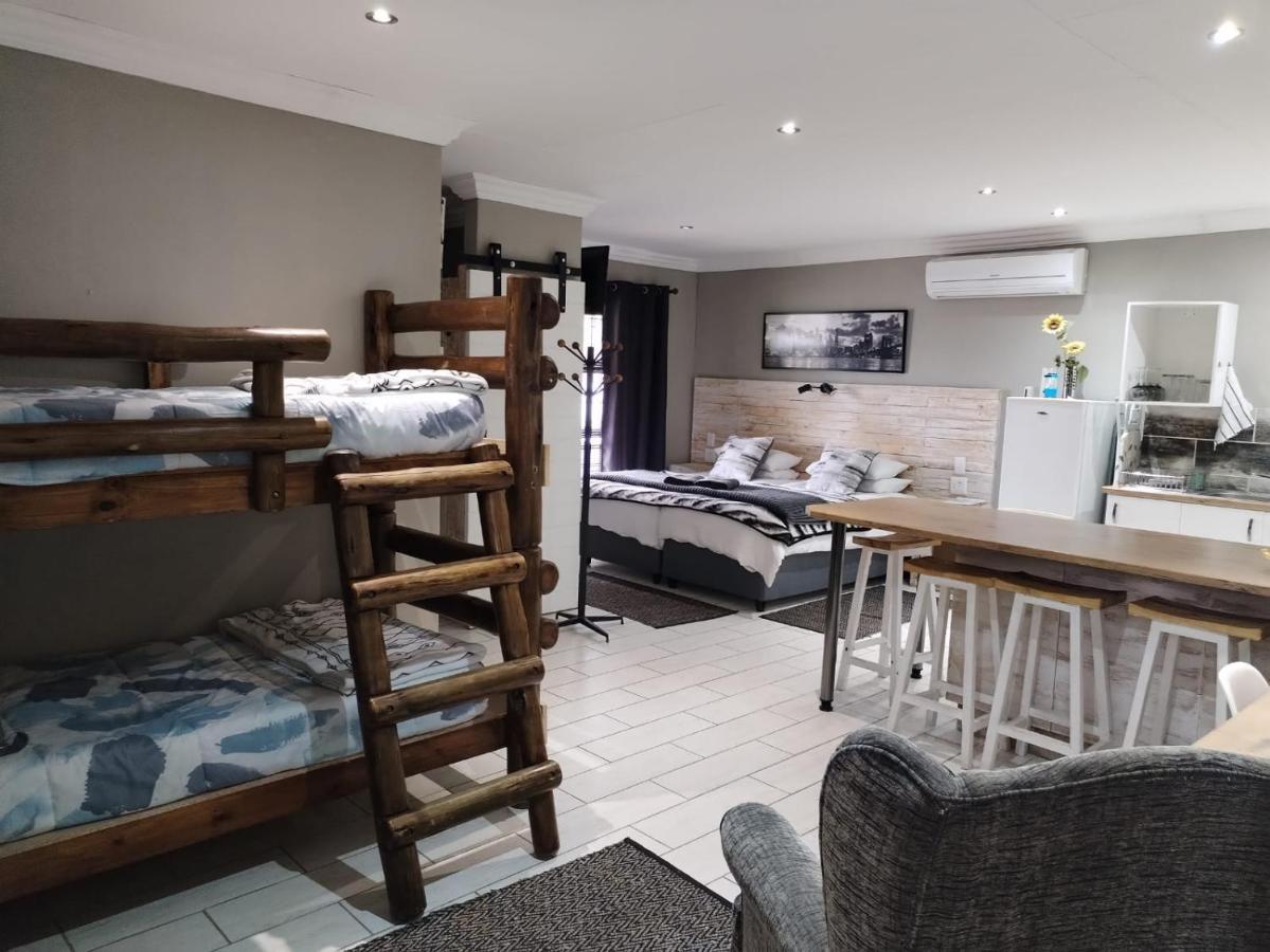 Villa Mariss Guesthouse Kraaifontein ภายนอก รูปภาพ