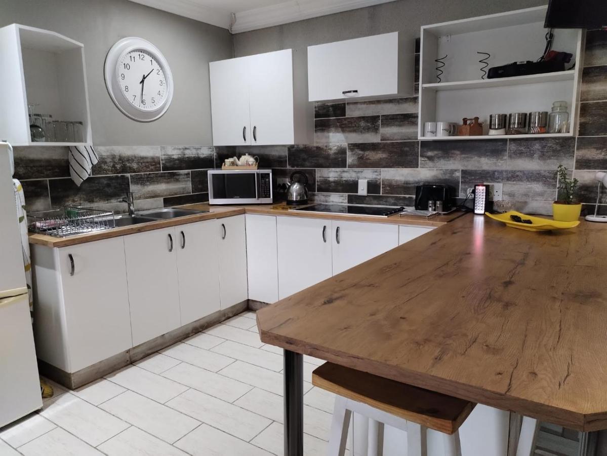 Villa Mariss Guesthouse Kraaifontein ภายนอก รูปภาพ