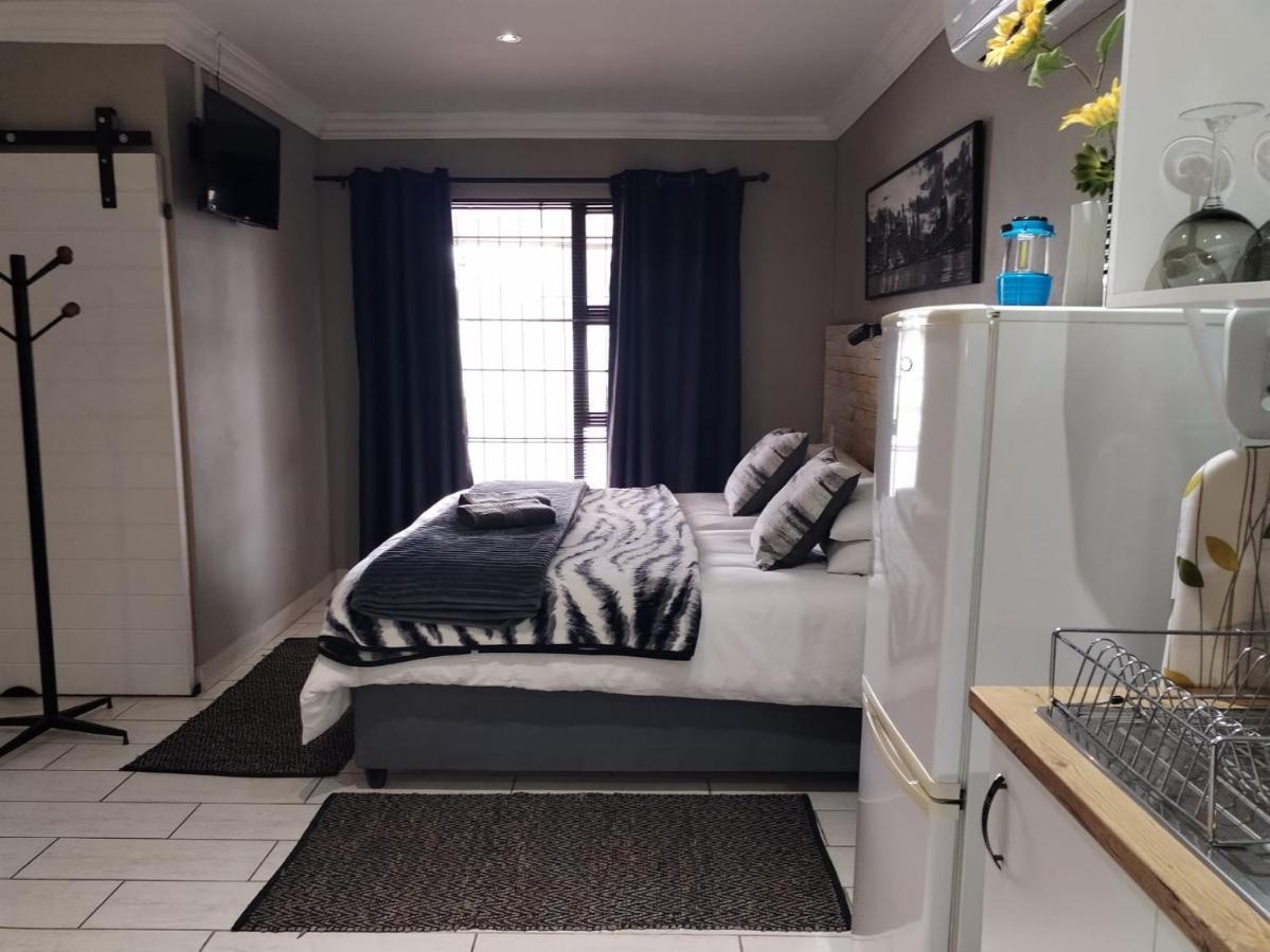 Villa Mariss Guesthouse Kraaifontein ภายนอก รูปภาพ