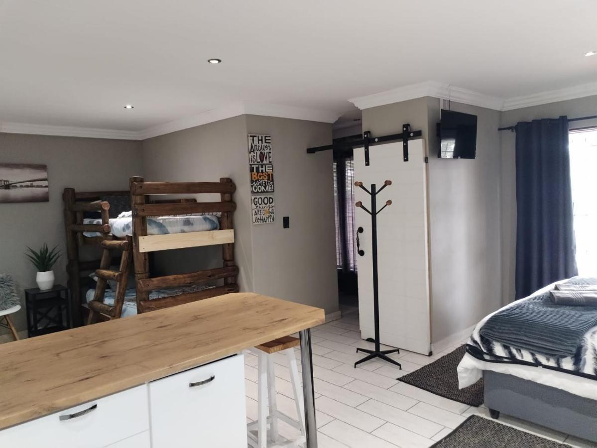 Villa Mariss Guesthouse Kraaifontein ภายนอก รูปภาพ