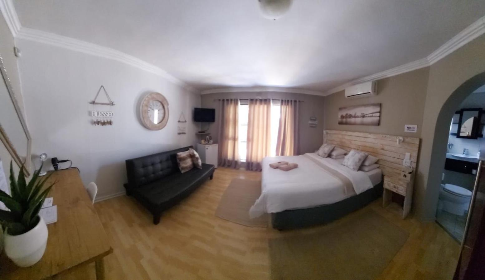 Villa Mariss Guesthouse Kraaifontein ภายนอก รูปภาพ